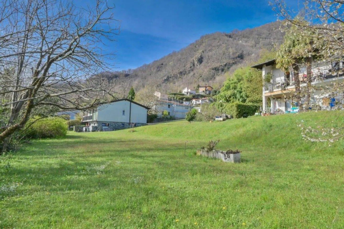 Großes Baugrundstück mit Doppelhaus - Foto 7 von 11