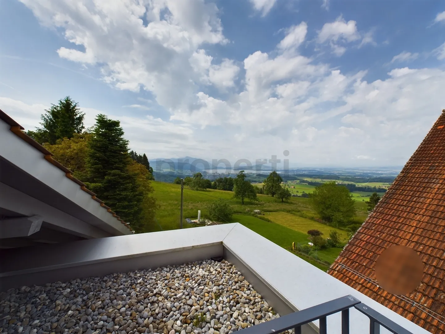 Spacious 3.5-room penthouse apartment with stunning lake & mountain views - Photo 8 of 10