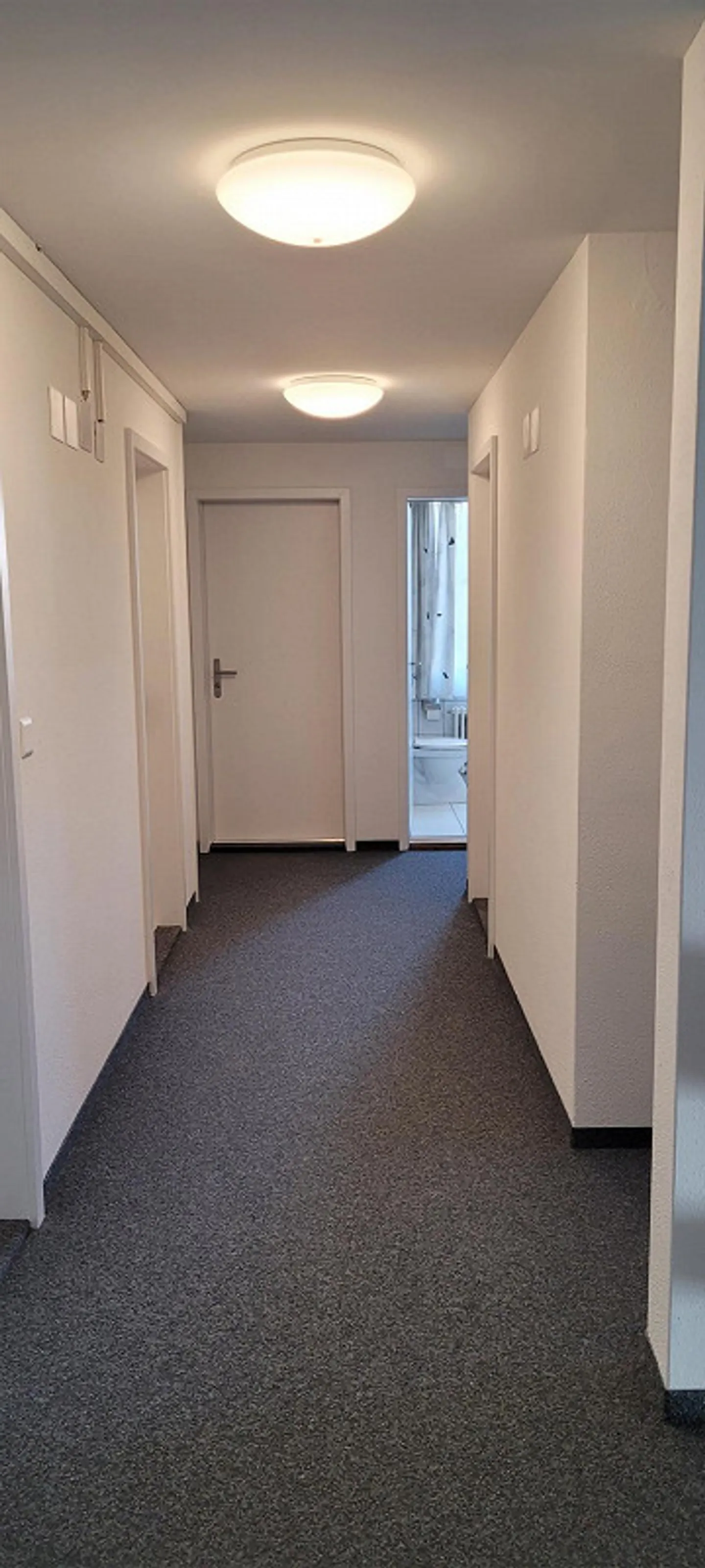 Renoviertes Zimmer mit Küchenzeile - Foto 2 von 4