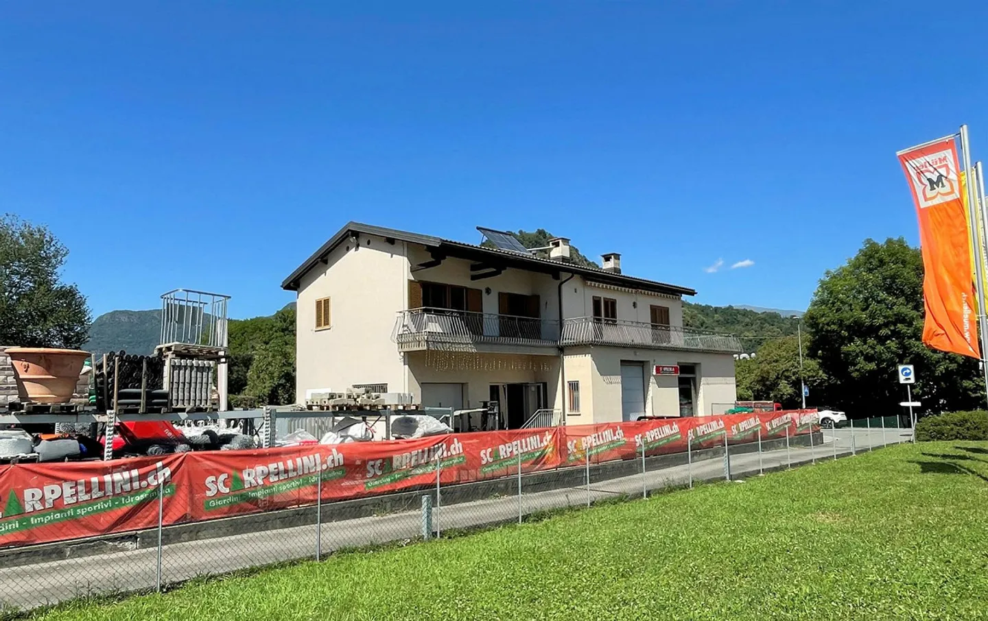 Bâtiment avec espace commercial et grand appartement dans une zone stratégique - Photo 1 sur 19