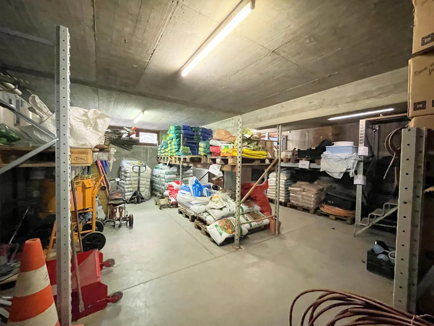 Bâtiment avec espace commercial et grand appartement dans une zone stratégique - Photo 6 sur 19