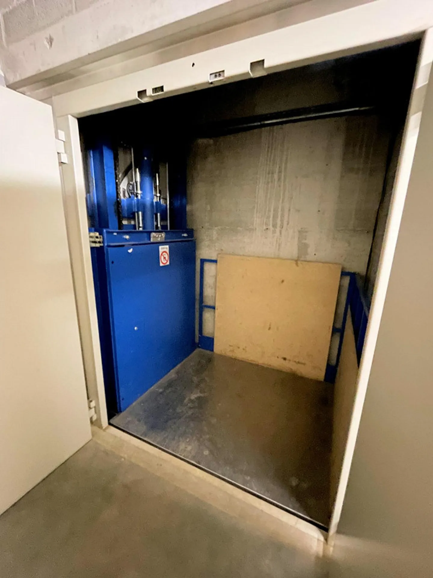 Bâtiment avec espace commercial et grand appartement dans une zone stratégique - Photo 8 sur 19