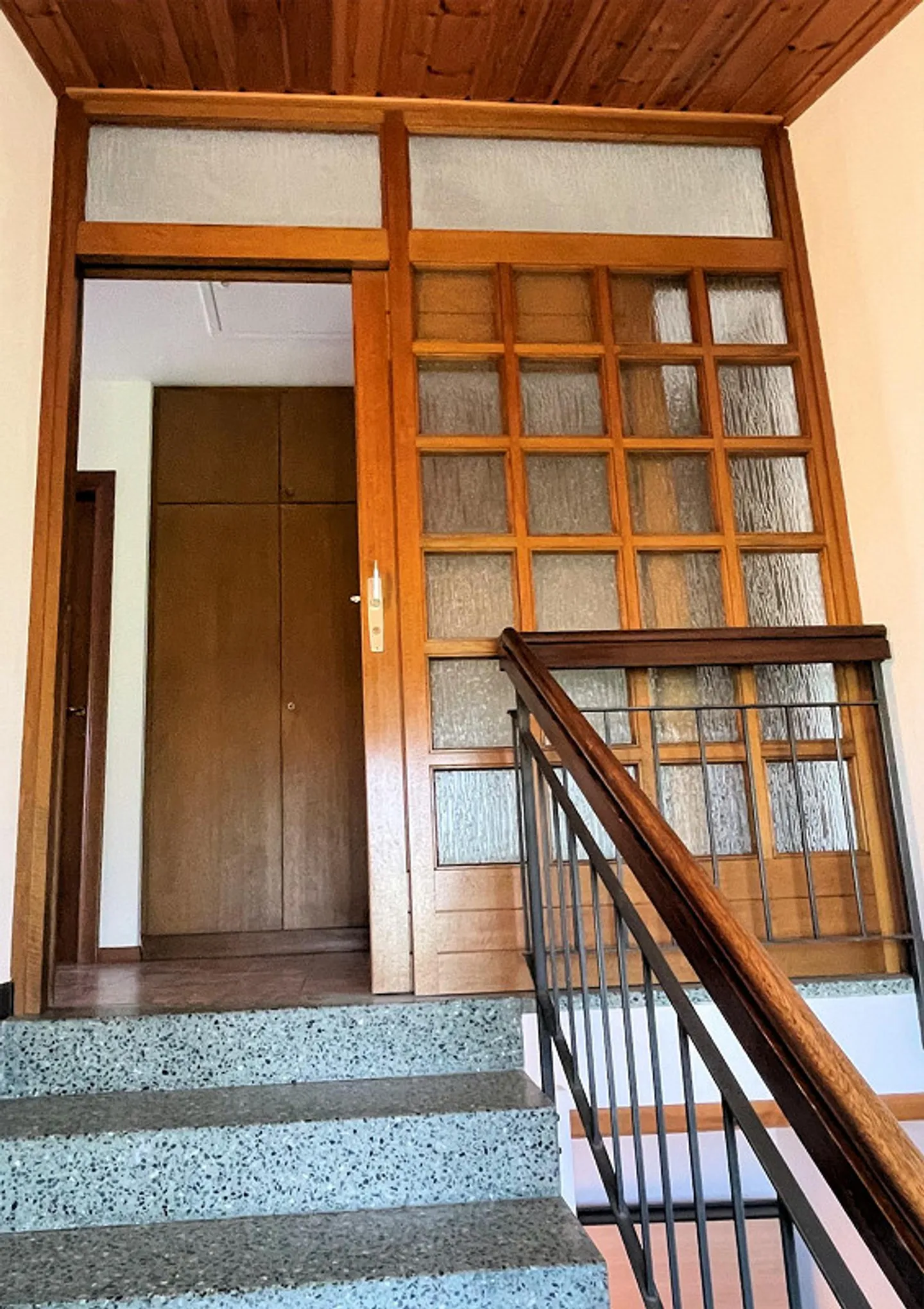 Bâtiment avec espace commercial et grand appartement dans une zone stratégique - Photo 11 sur 19