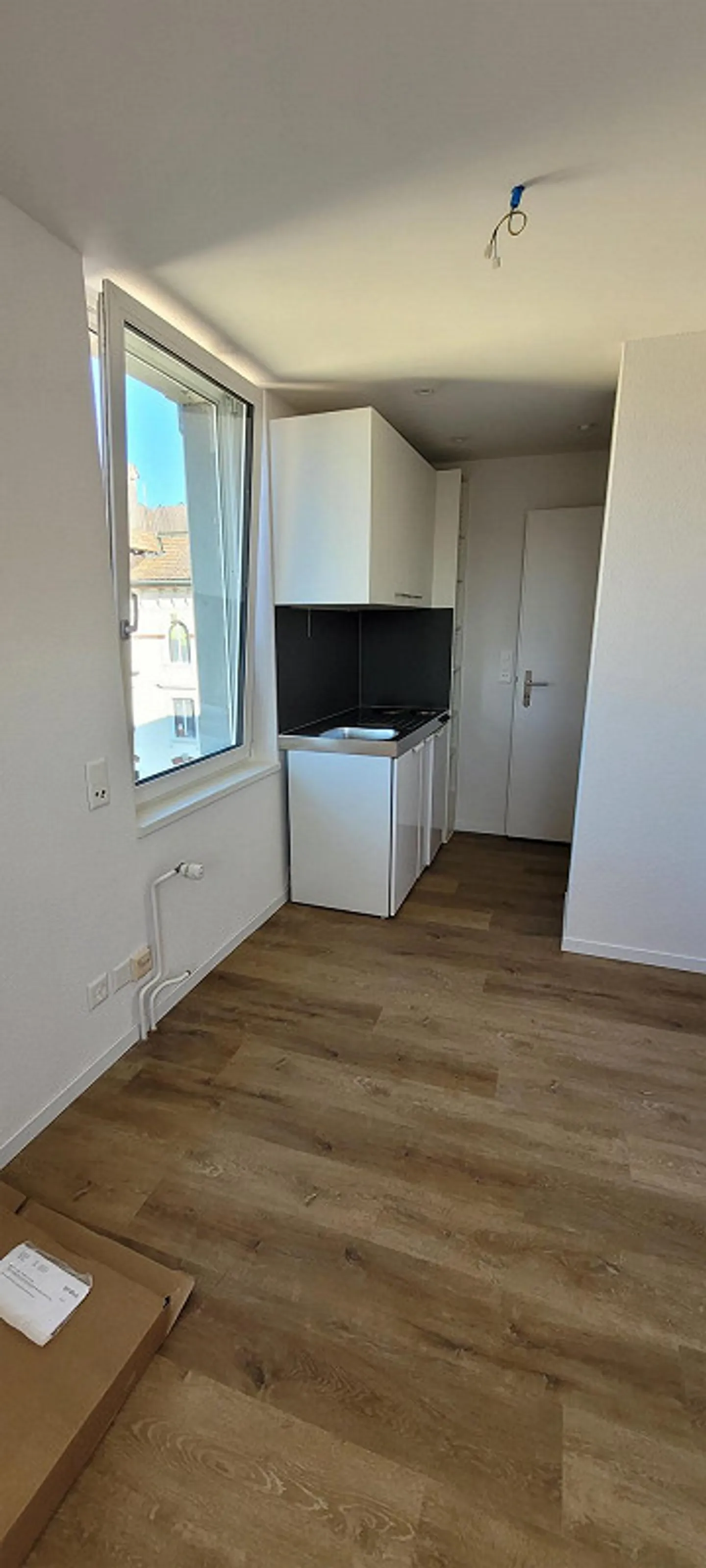 Renoviertes Zimmer mit Küchenzeile - Foto 3 von 4