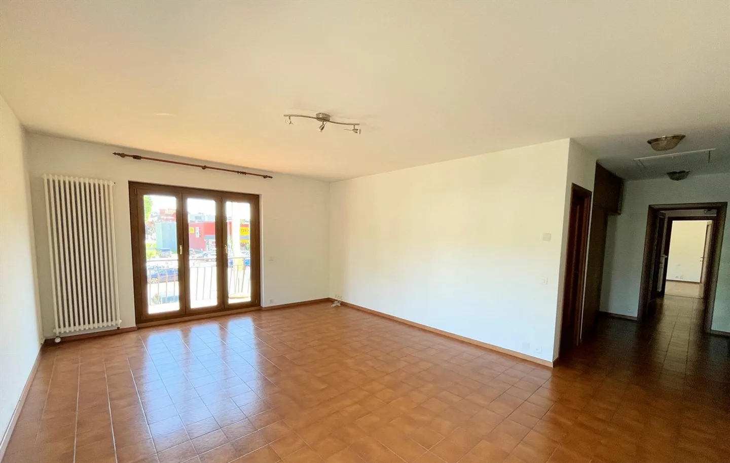 Bâtiment avec espace commercial et grand appartement dans une zone stratégique - Photo 13 sur 19