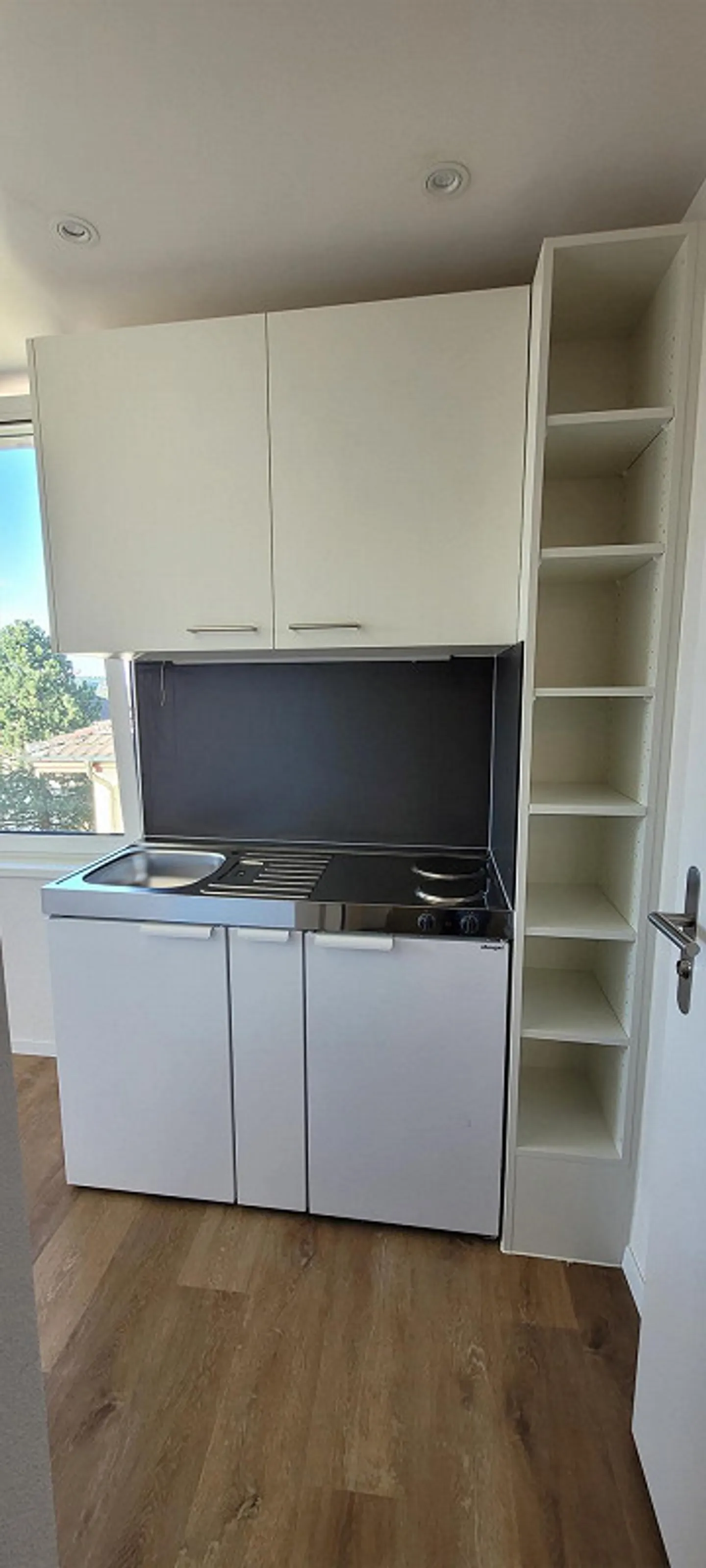 Renoviertes Zimmer mit Küchenzeile - Foto 4 von 4