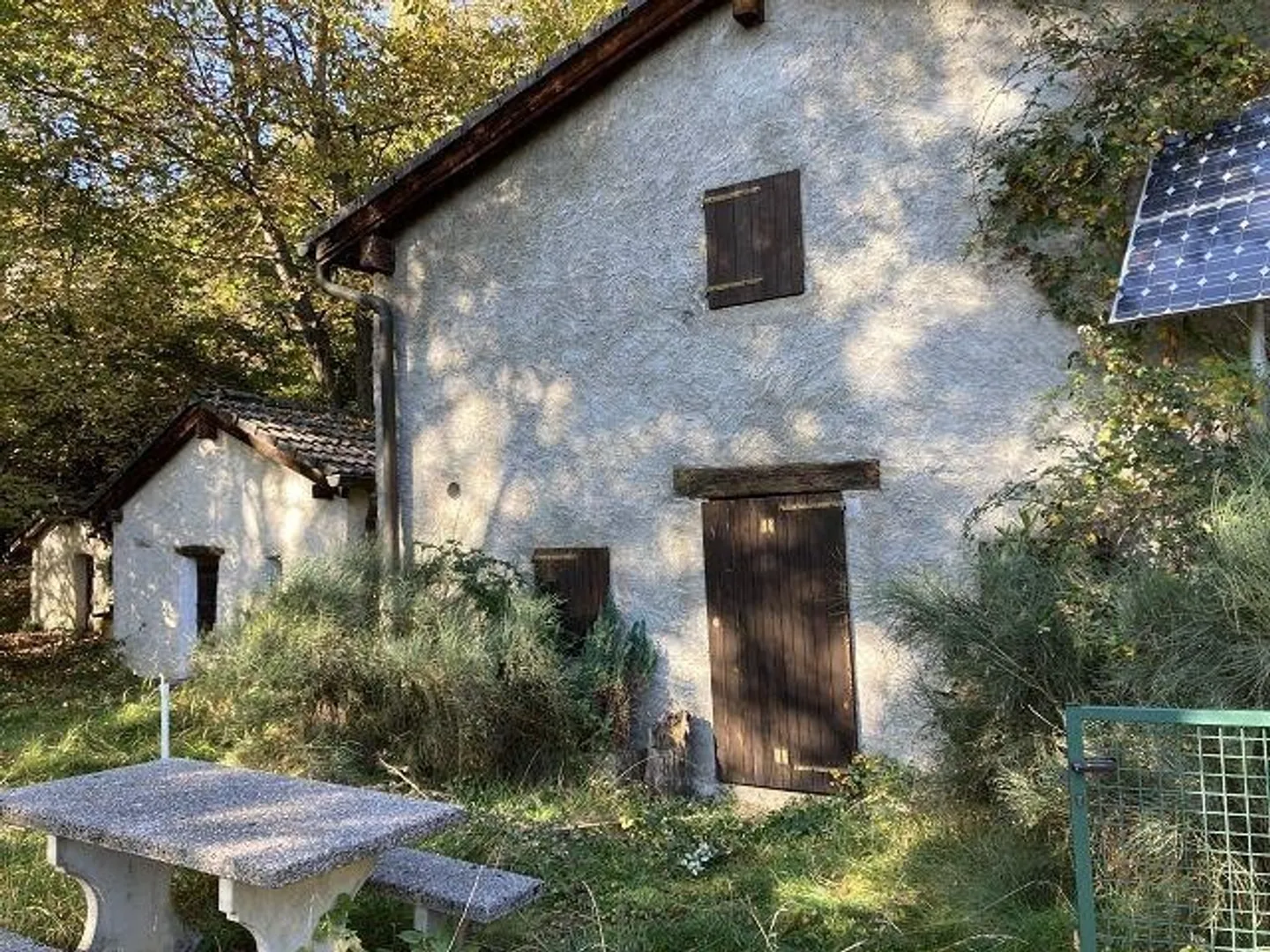 3 maisons rustiques dans un emplacement idyllique avec environ 2504m2 de terrain - Photo 1 sur 12