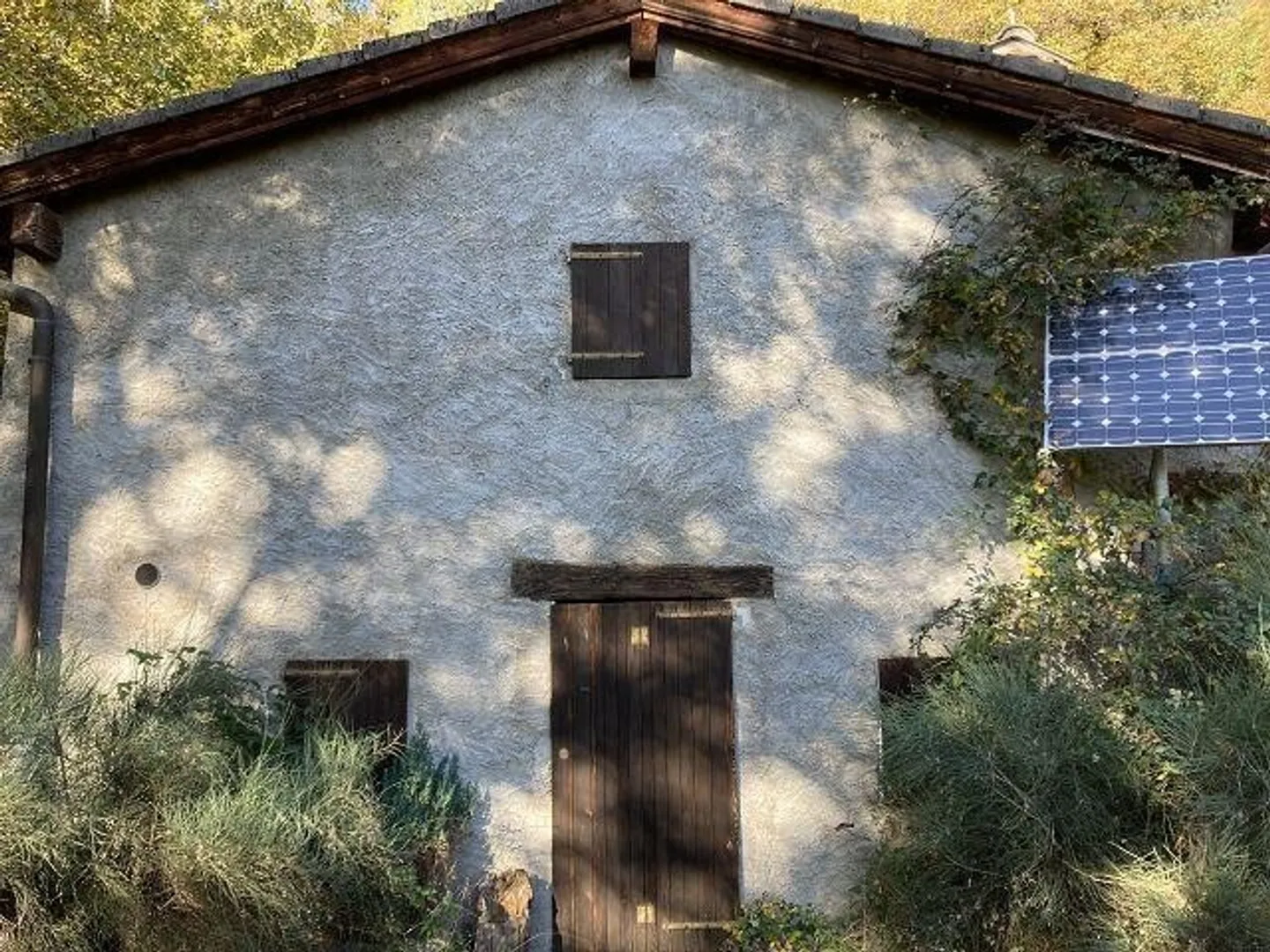 3 maisons rustiques dans un emplacement idyllique avec environ 2504m2 de terrain - Photo 2 sur 12