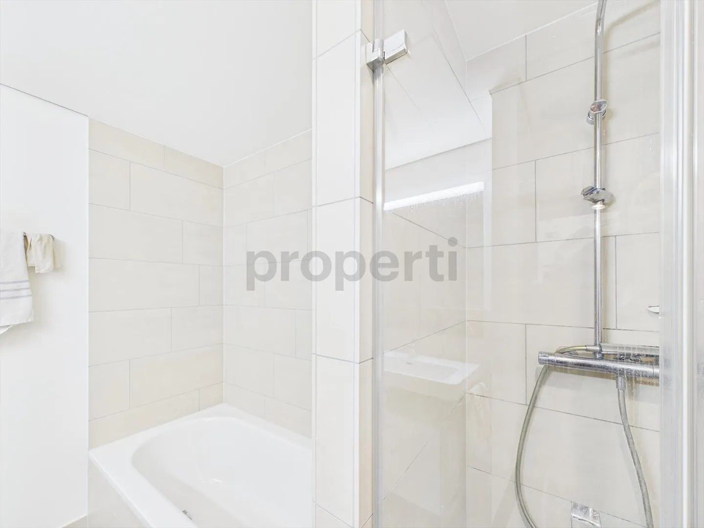 Moderno appartamento duplex di 3,5 locali con due balconi a Zurigo Oerlikon - Foto 8 di 13