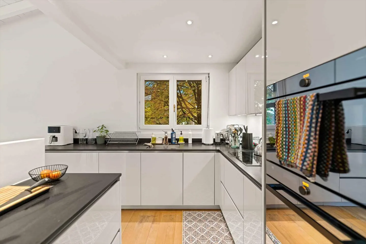 Charming bungalow with 5.5 rooms on a 1106 m² plot in Mont-sur-Lausanne - Photo 3 of 11