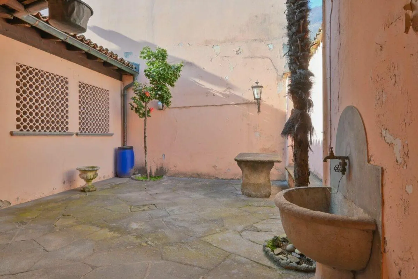 Ex Garni in the renowned historic center of the city - Photo 3 of 12