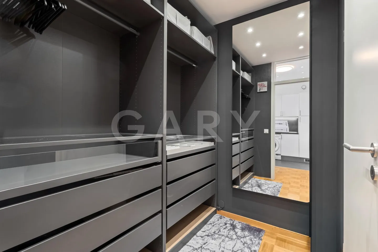 Rare penthouse studio, unobstructed view and absolute calm in the heart of Geneva - Photo 9 of 12