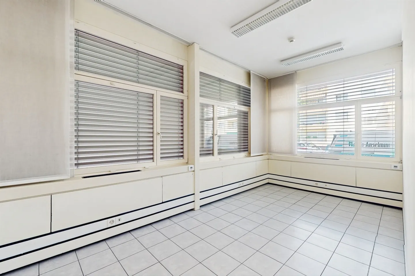 125m2 commercial space on the ground floor - strategic accessibility in Manno - Photo 6 of 12