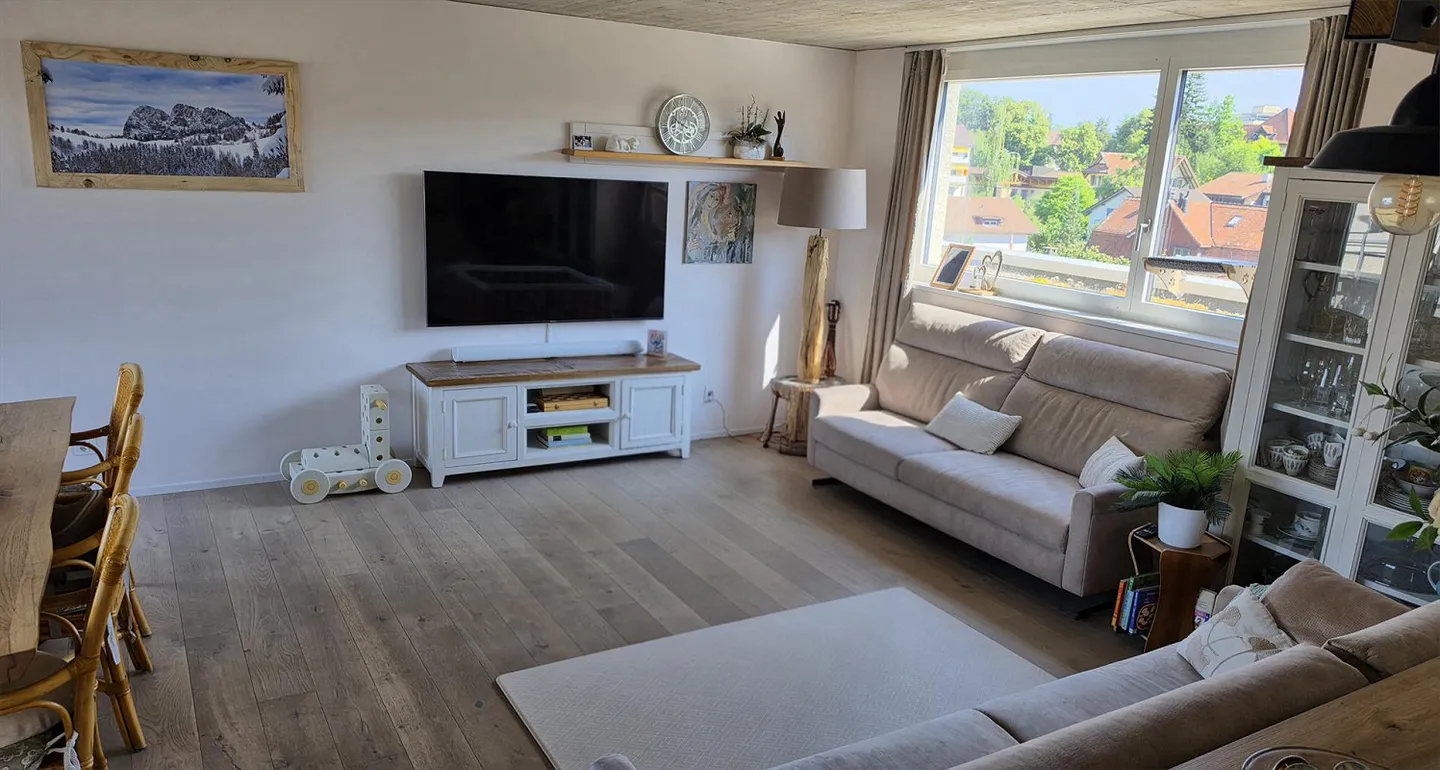 Appartement penthouse lumineux de 4,5 pièces avec balcon à Uster - Photo 3 sur 11