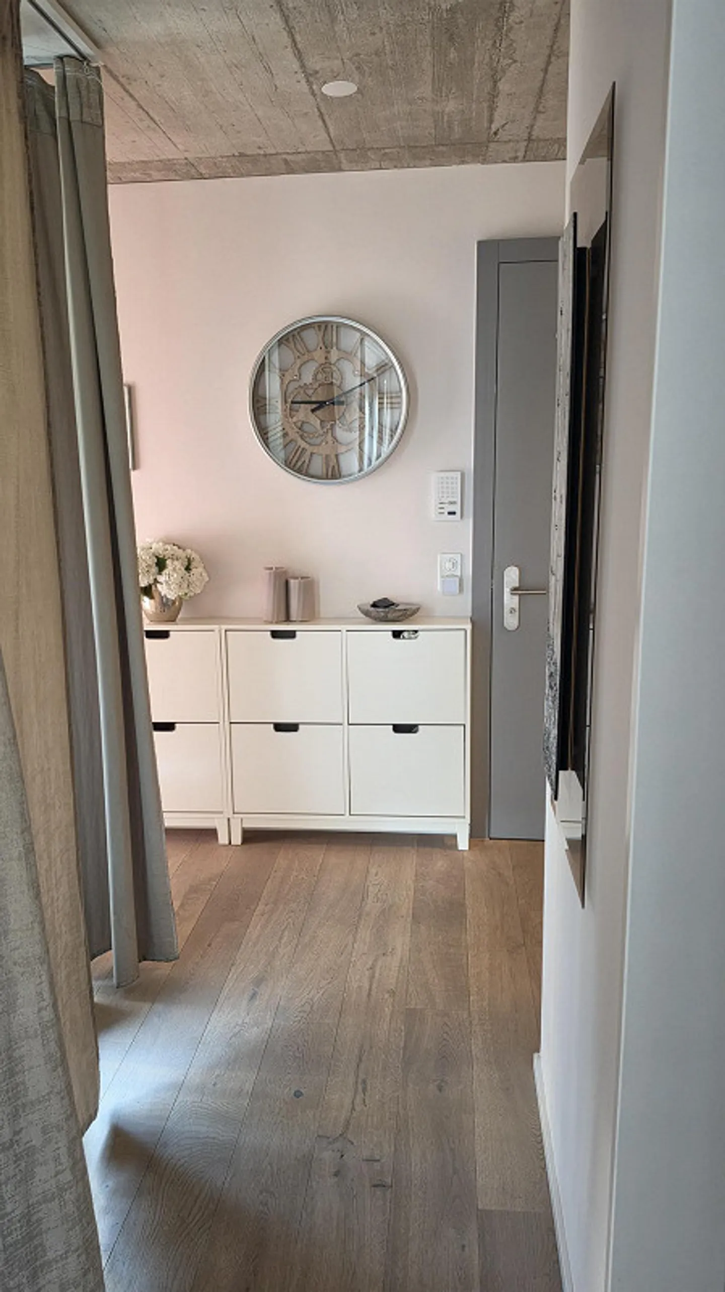 Appartement penthouse lumineux de 4,5 pièces avec balcon à Uster - Photo 6 sur 11