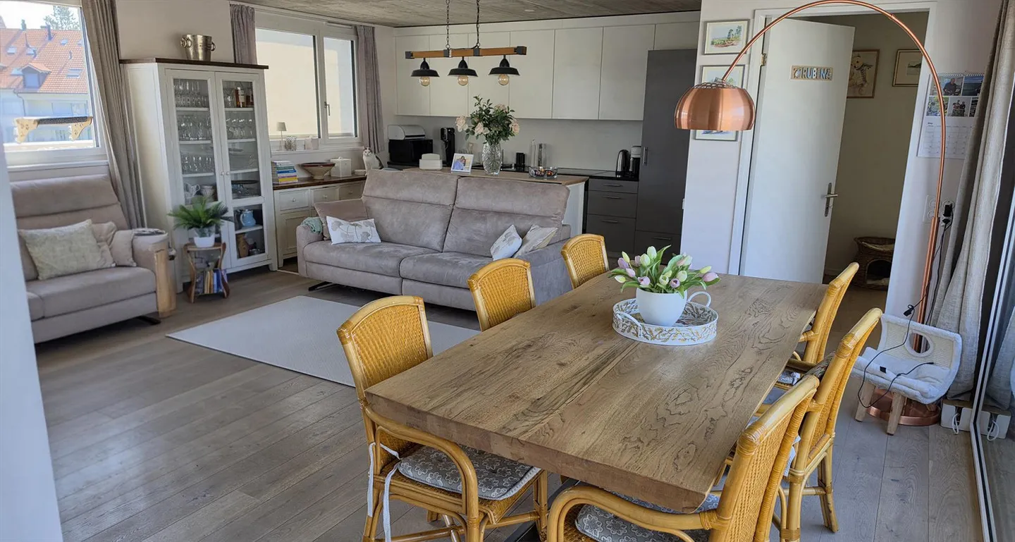 Appartement penthouse lumineux de 4,5 pièces avec balcon à Uster - Photo 1 sur 11