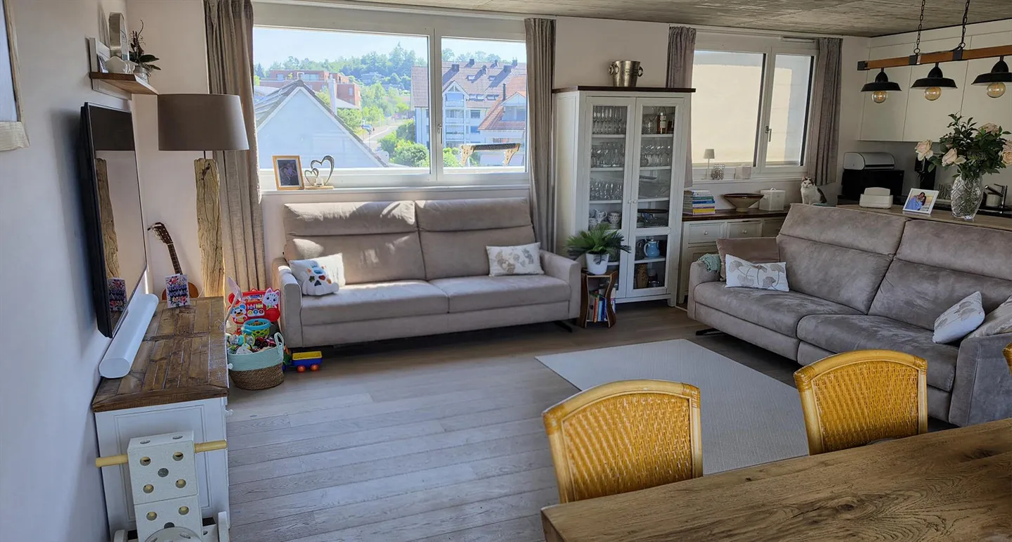 Appartement penthouse lumineux de 4,5 pièces avec balcon à Uster - Photo 2 sur 11
