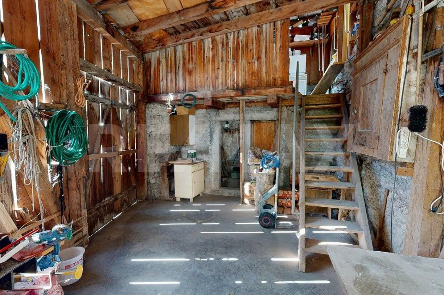 Single-family house with garage and barn extension - Photo 10 of 11