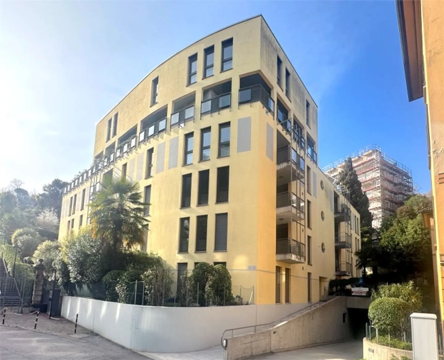 Duplex-Penthouse élégant avec vue partielle sur le lac - Photo 1 sur 13