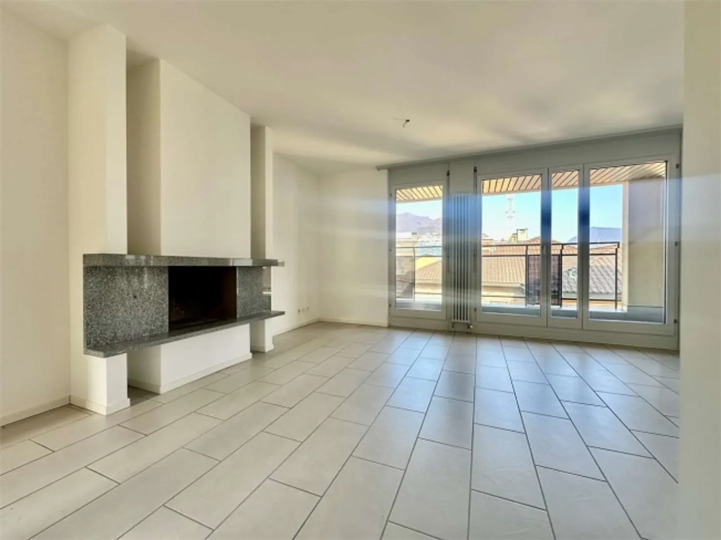 Duplex-Penthouse élégant avec vue partielle sur le lac - Photo 4 sur 13