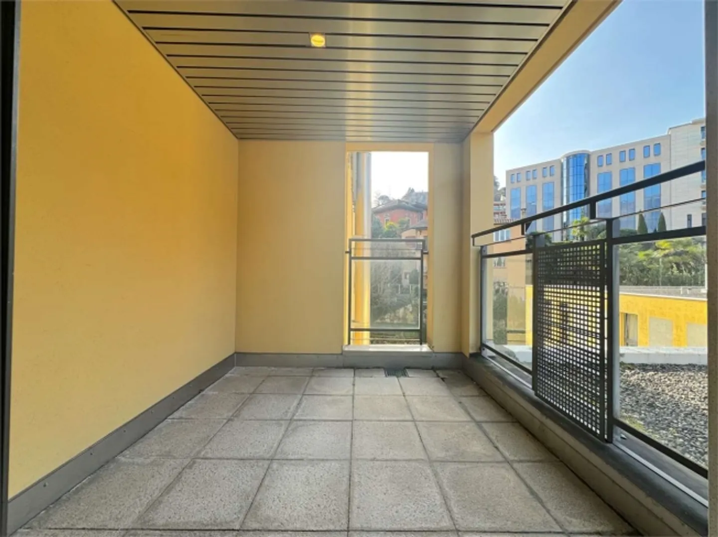 Duplex-Penthouse élégant avec vue partielle sur le lac - Photo 5 sur 13