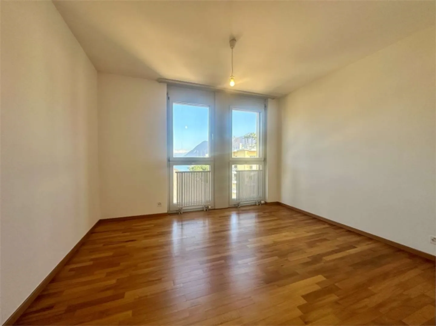 Duplex-Penthouse élégant avec vue partielle sur le lac - Photo 10 sur 13