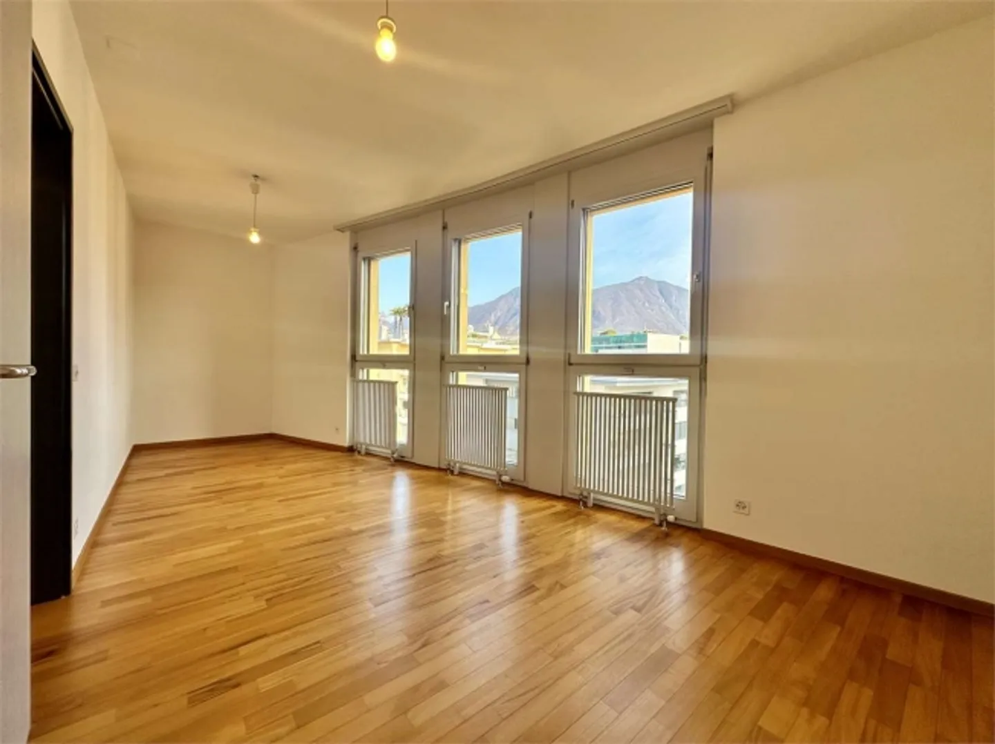 Duplex-Penthouse élégant avec vue partielle sur le lac - Photo 11 sur 13