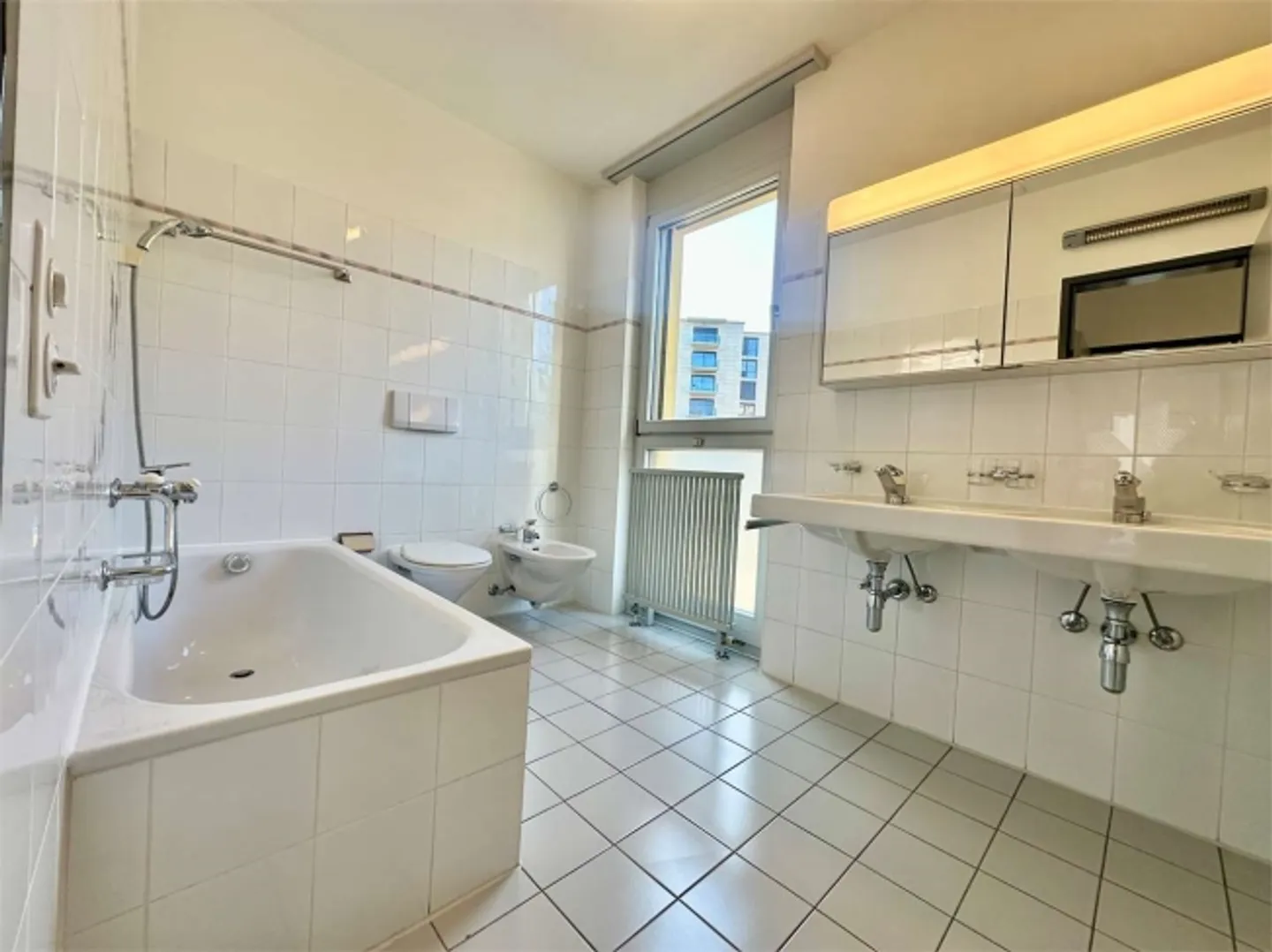 Duplex-Penthouse élégant avec vue partielle sur le lac - Photo 13 sur 13