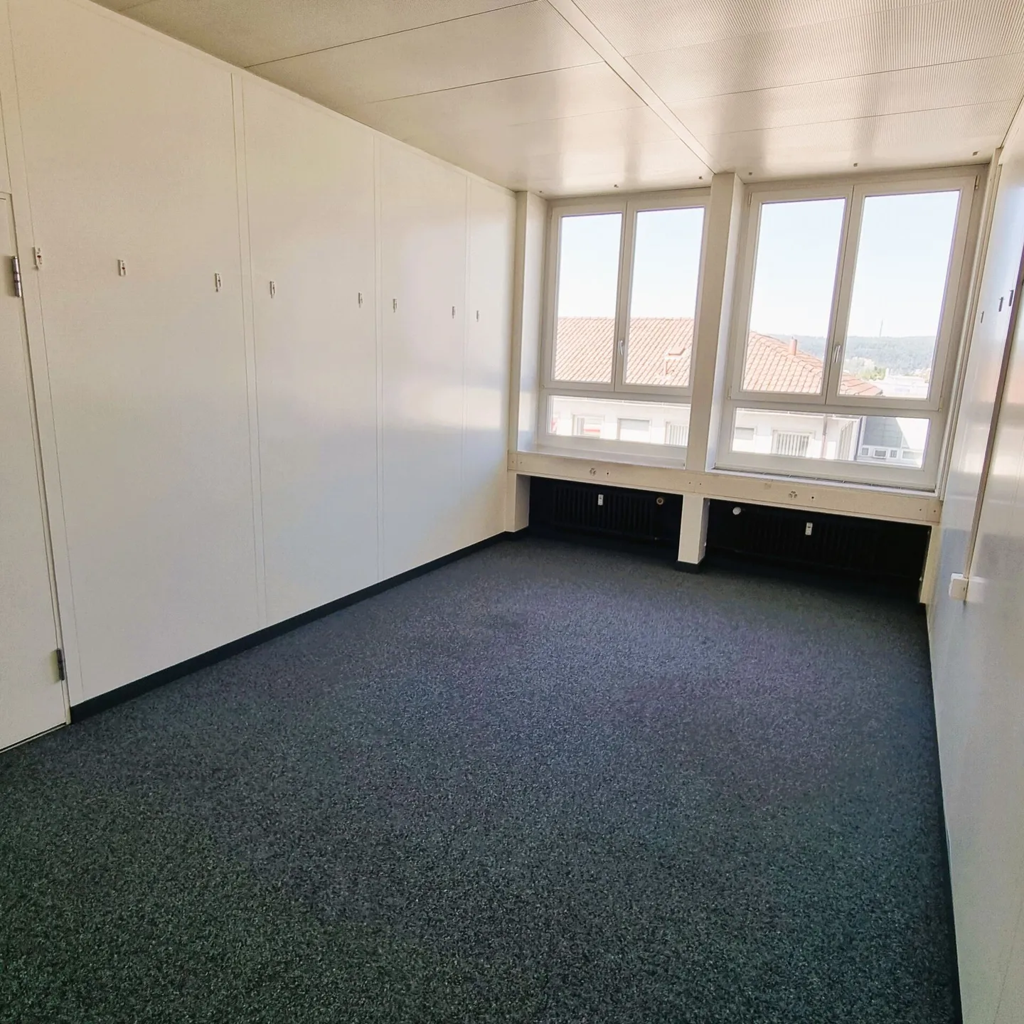 Helles und geräumiges Büro (74.5 m²) im Buss Industriepark Pratteln - Foto 6 von 8