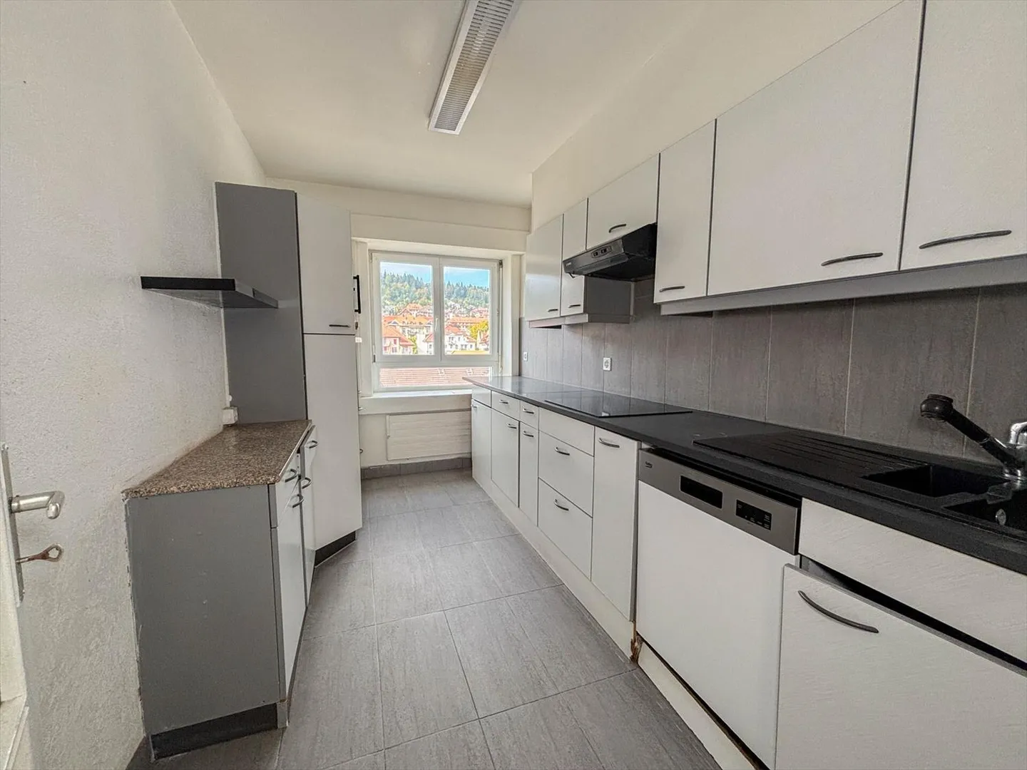Lumineux et spacieux appartement de 5 pièces - Photo 3 sur 13