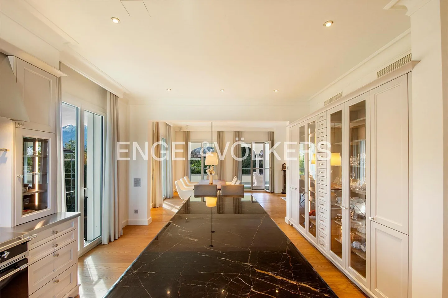 Elegant Villa near the Lake (75) - Photo 4 of 12