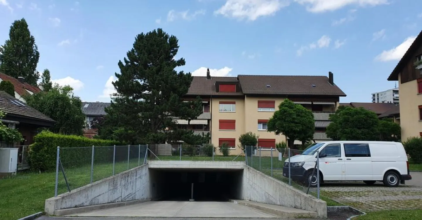 Motorradparkplatz in zentraler Lage - Foto 1 von 2