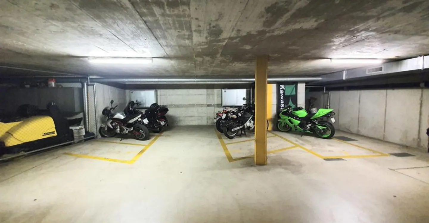 Motorradparkplatz in zentraler Lage - Foto 2 von 2