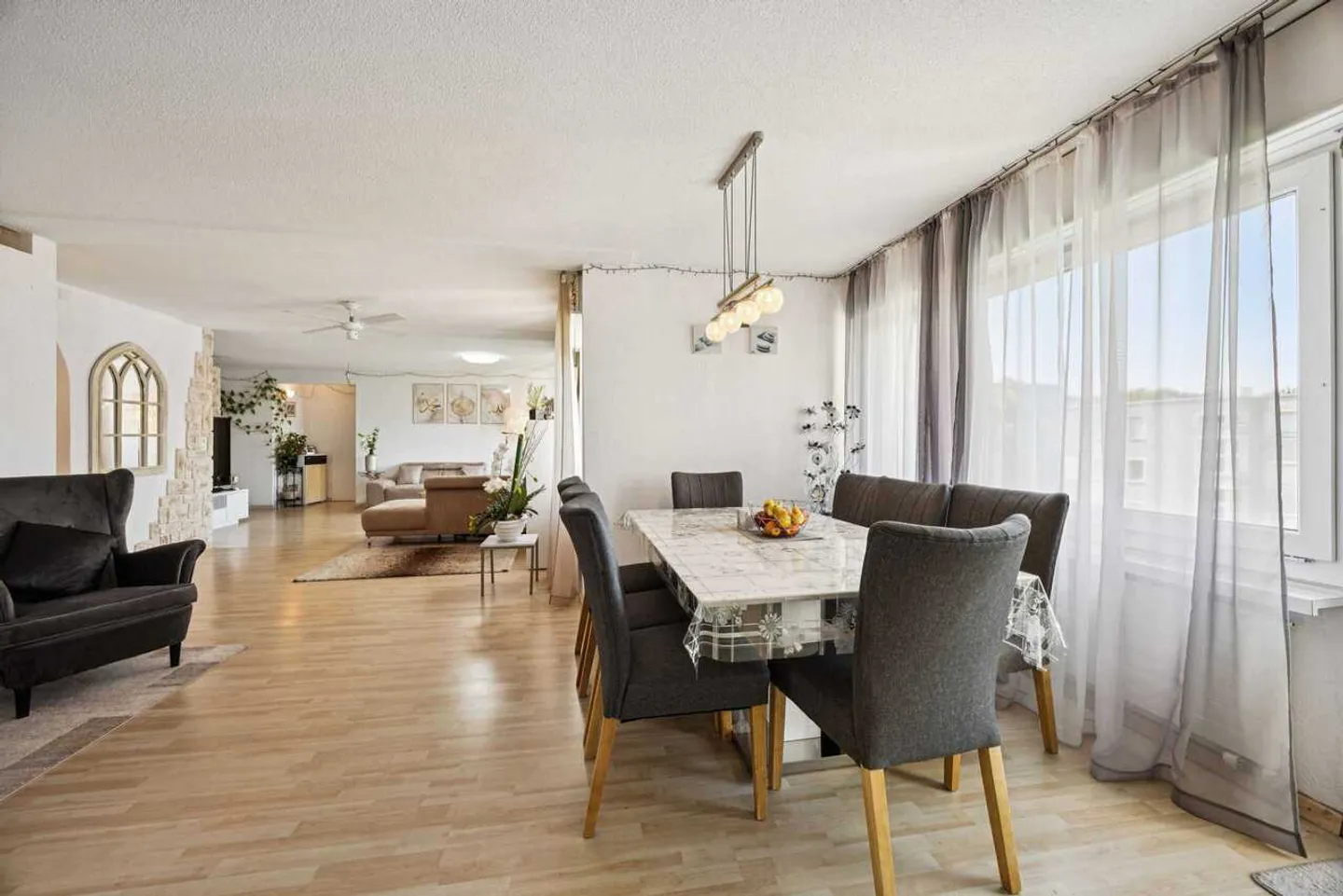 Appartement spacieux de 6,5 pièces avec options d'utilisation flexibles au cœur de Schönenwerd - Photo 2 sur 13