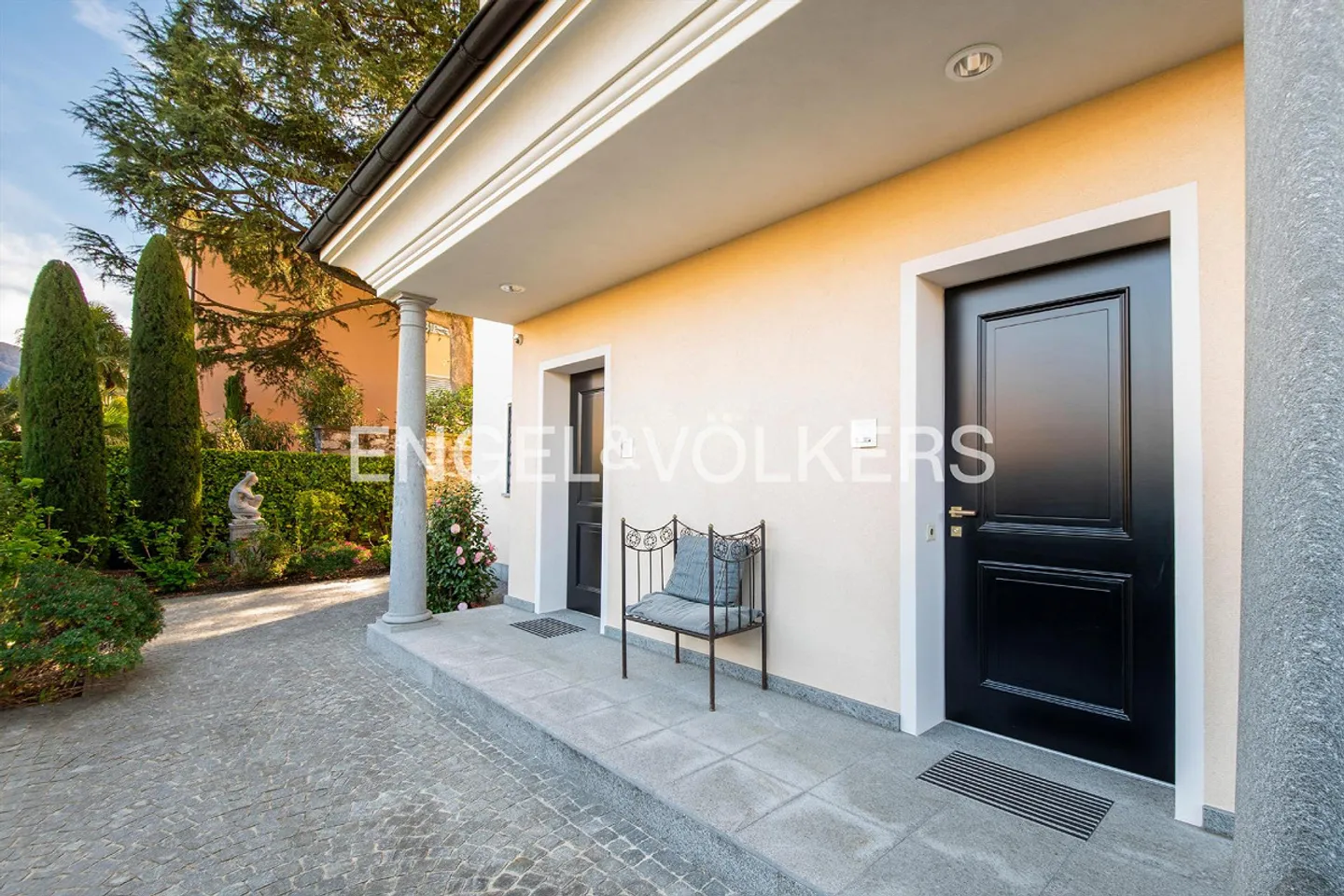 Elegant Villa near the Lake (75) - Photo 2 of 12