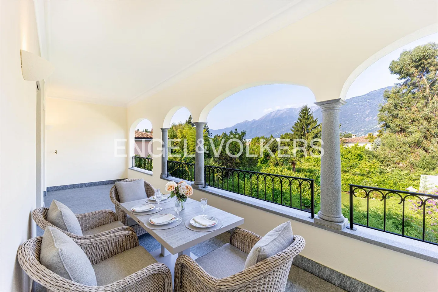 Elegant Villa near the Lake (75) - Photo 6 of 12