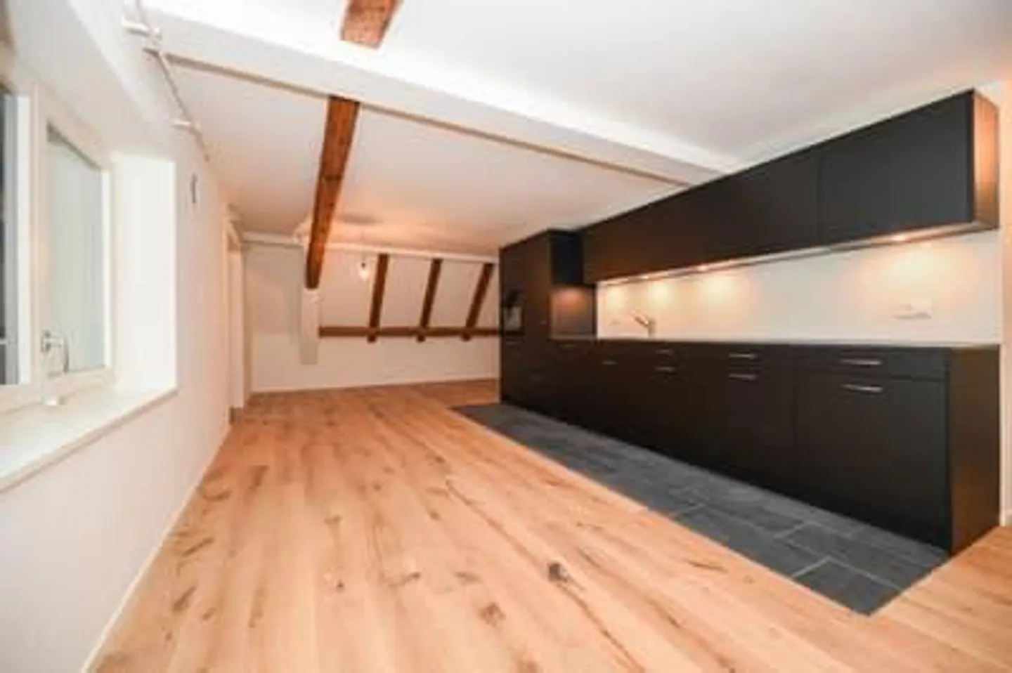 Appartement sous les combles de 2,5 pièces à Fällanden avec sauna privé - Photo 1 sur 9