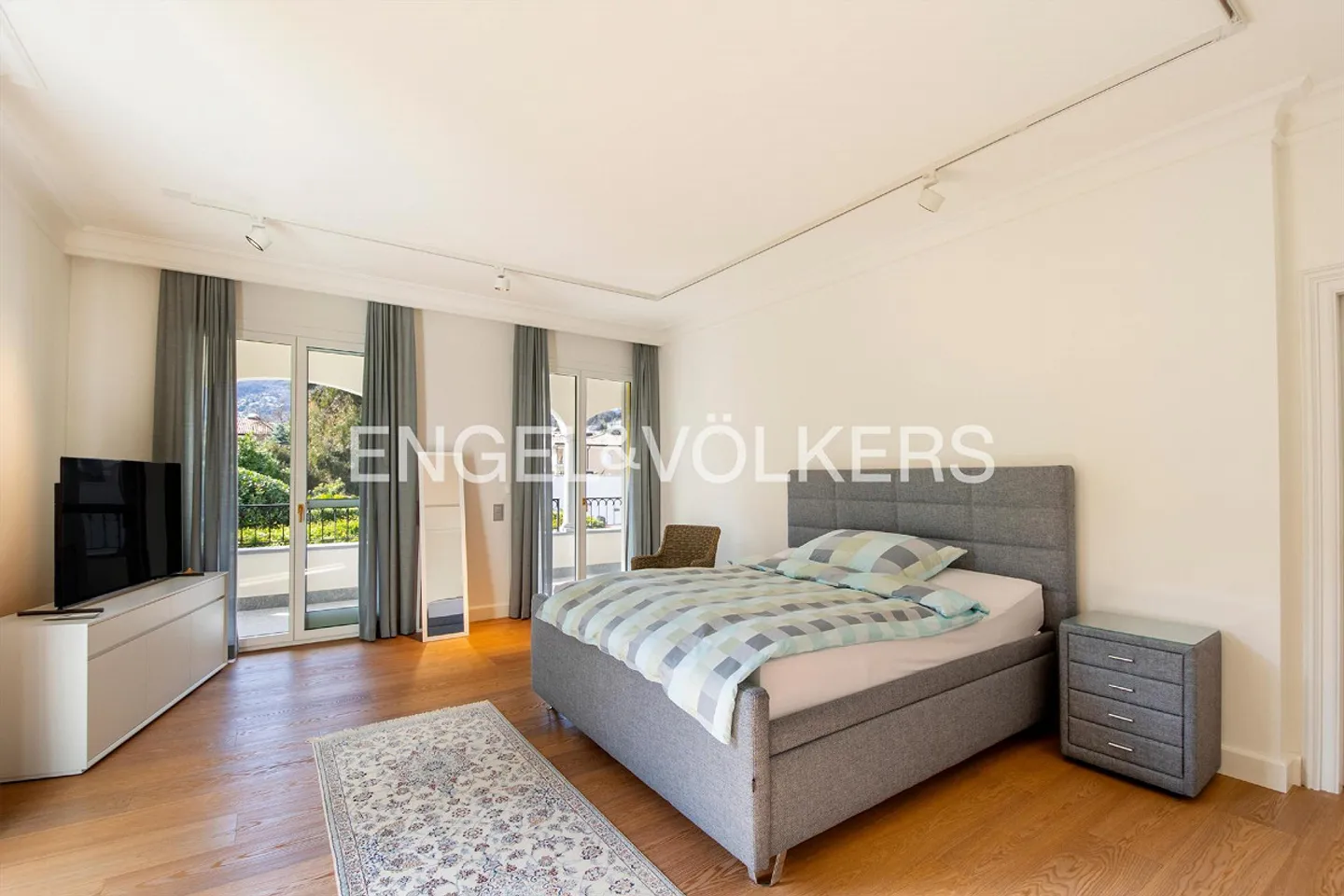 Elegant Villa near the Lake (75) - Photo 7 of 12