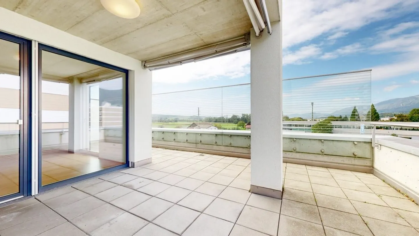 Living with great terrace and free month - Photo 8 of 12