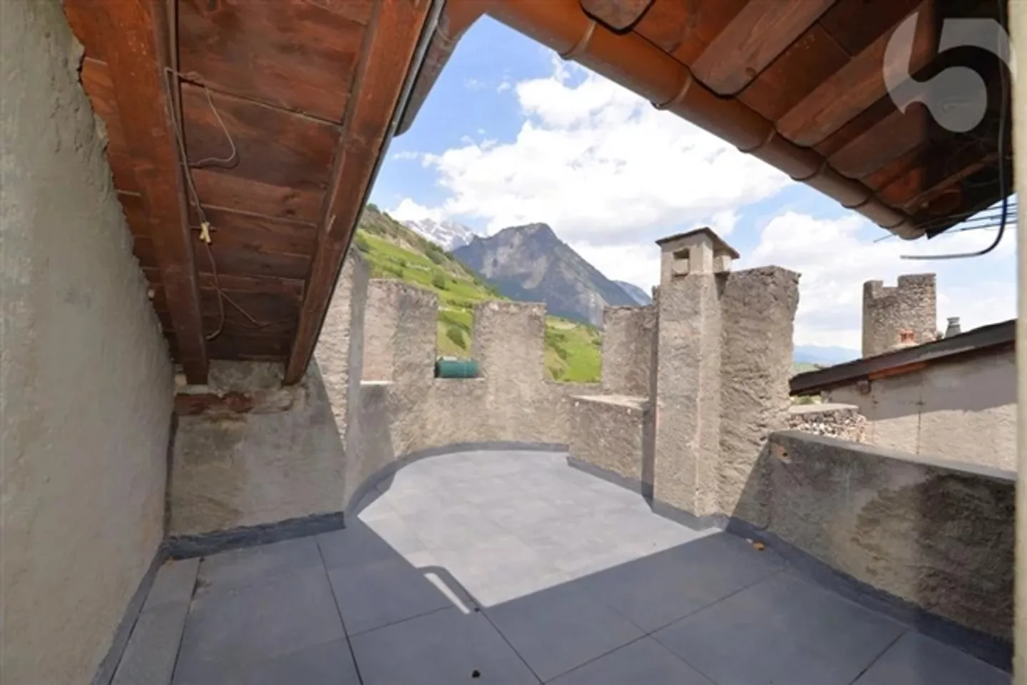 Attico con grande potenziale e torre rara nel cuore del villaggio di Saillon - Foto 2 di 7