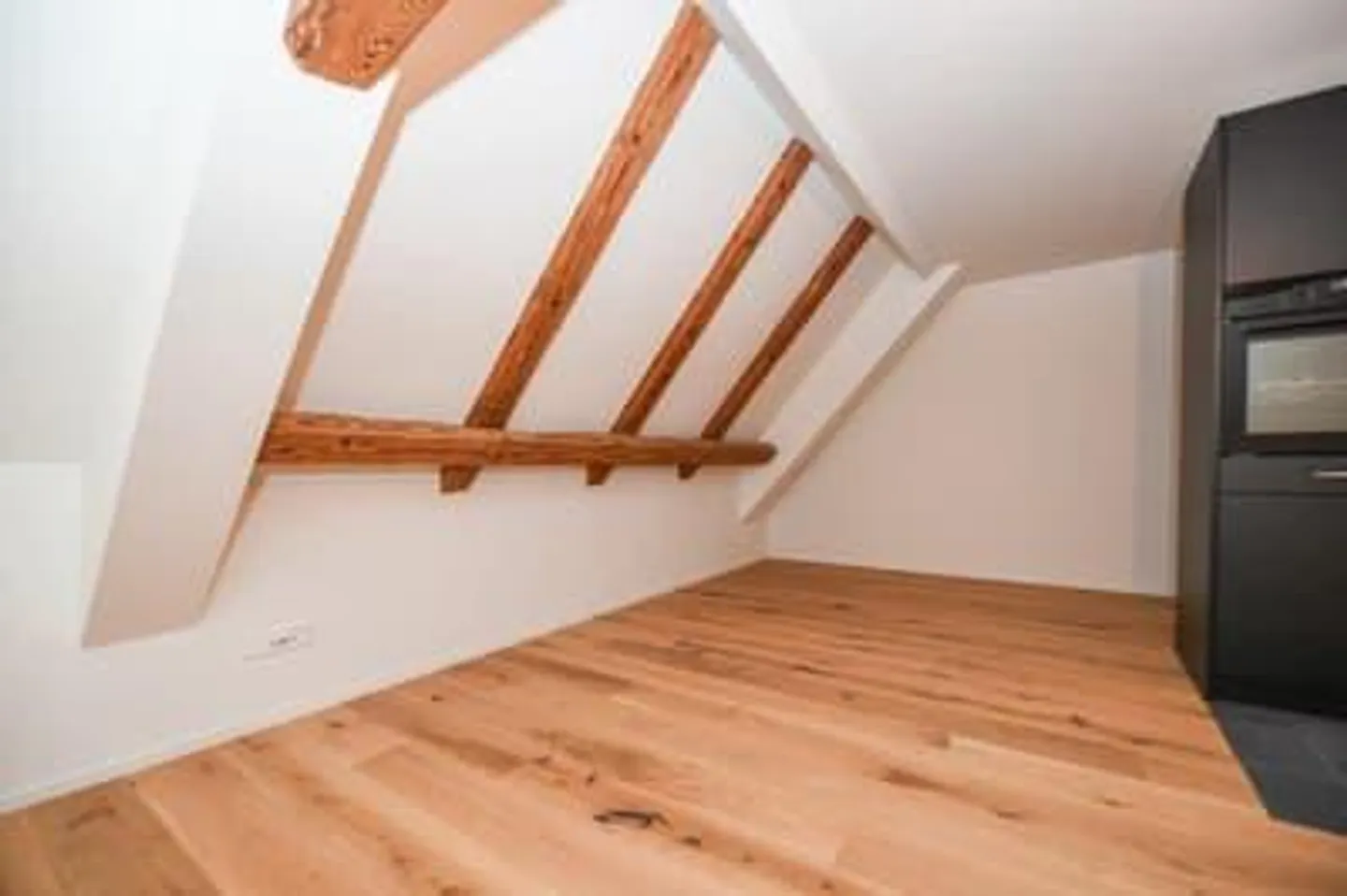 Appartement sous les combles de 2,5 pièces à Fällanden avec sauna privé - Photo 2 sur 9