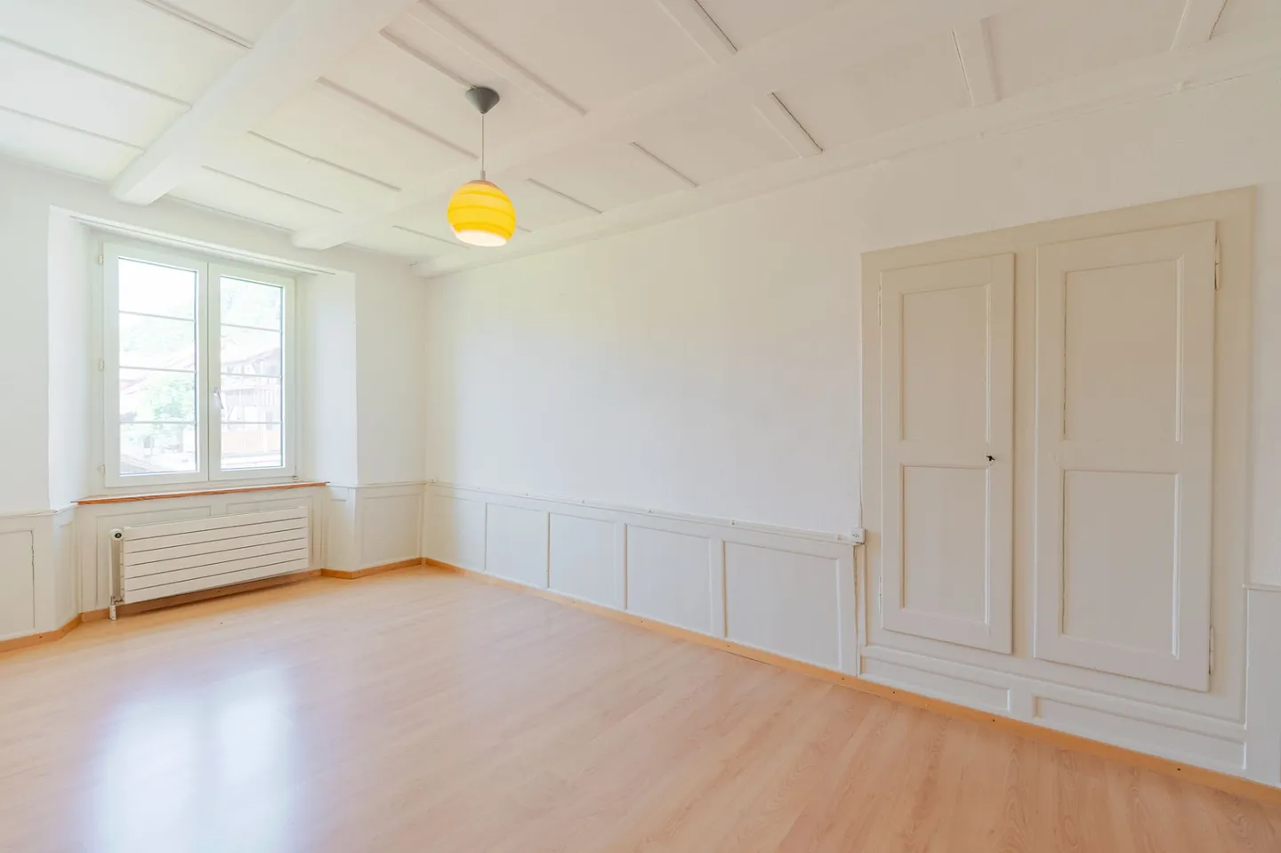 Maison historique de 11 pièces avec deux garages et beaucoup de potentiel de rénovation - Photo 4 sur 12
