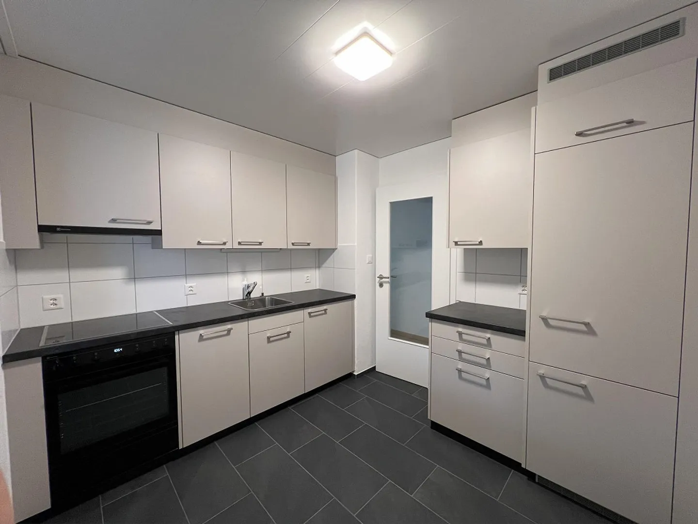 Looking for a new tenant! 4-room apartment with patio, new kitchen + bathroom - Photo 2 of 8