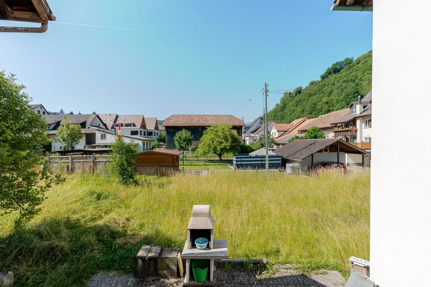 Maison historique de 11 pièces avec deux garages et beaucoup de potentiel de rénovation - Photo 5 sur 12