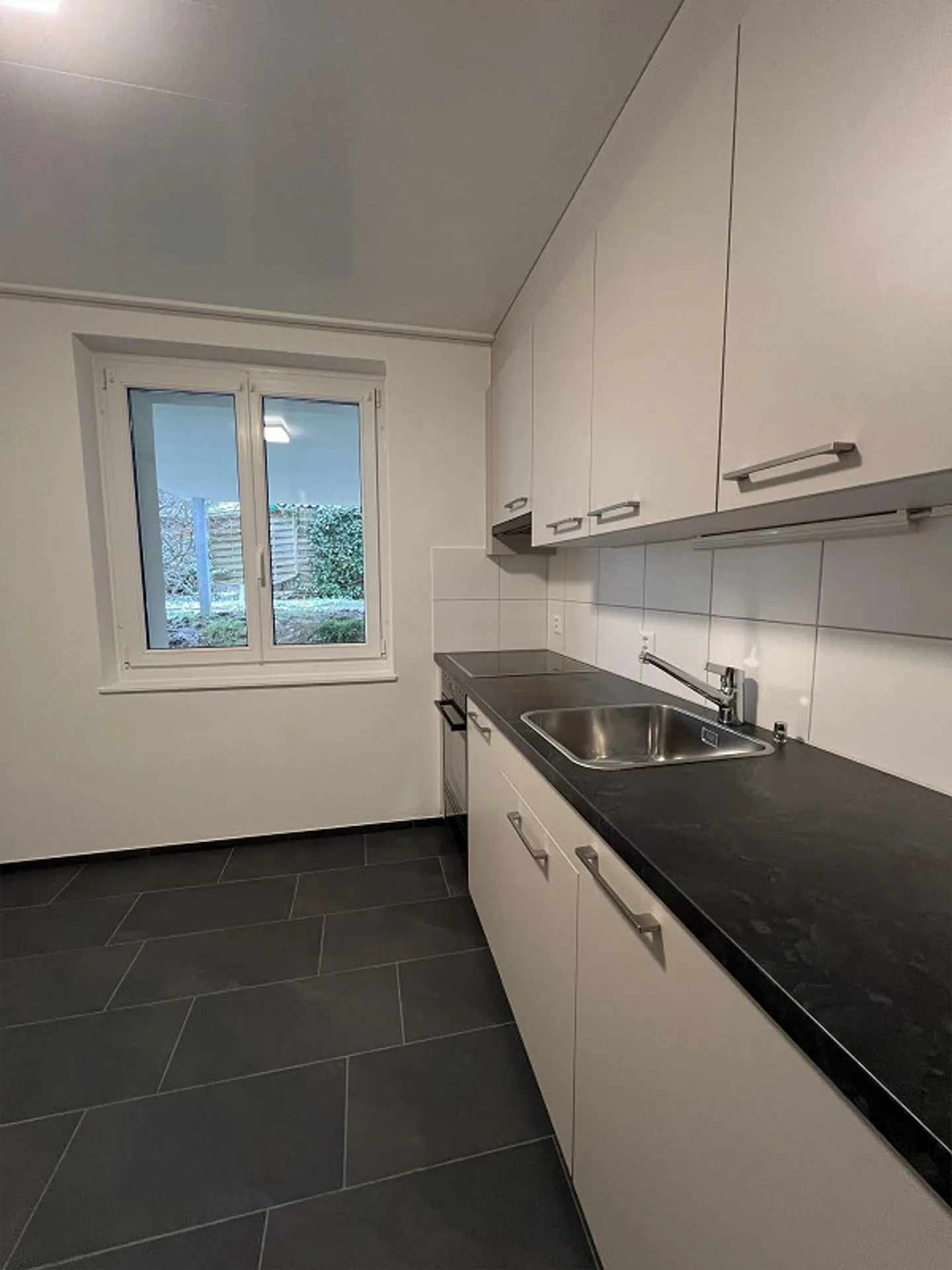 Looking for a new tenant! 4-room apartment with patio, new kitchen + bathroom - Photo 3 of 8