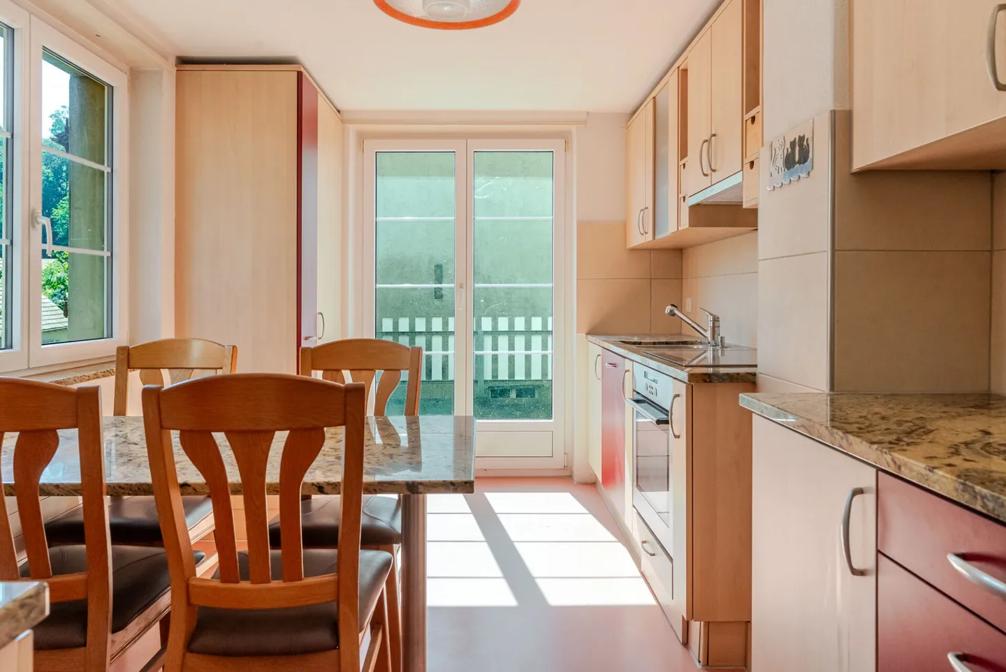 Maison historique de 11 pièces avec deux garages et beaucoup de potentiel de rénovation - Photo 2 sur 12