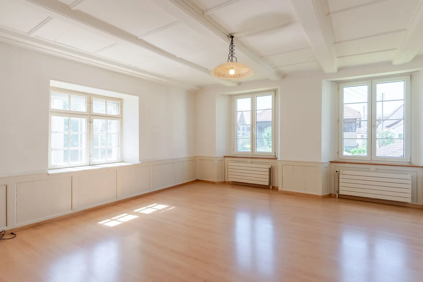 Maison historique de 11 pièces avec deux garages et beaucoup de potentiel de rénovation - Photo 3 sur 12
