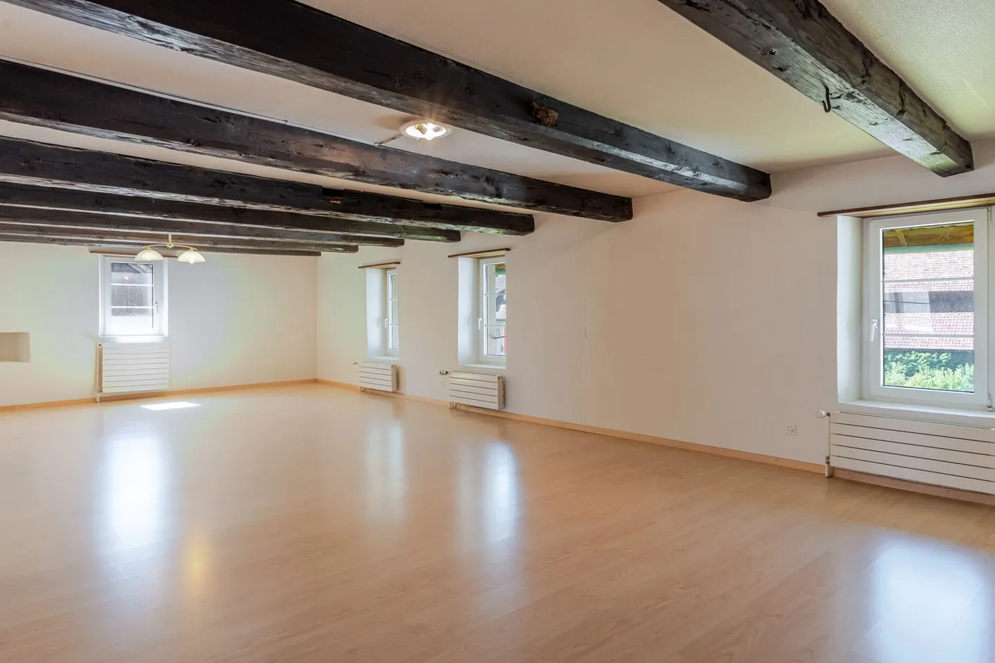 Maison historique de 11 pièces avec deux garages et beaucoup de potentiel de rénovation - Photo 7 sur 12