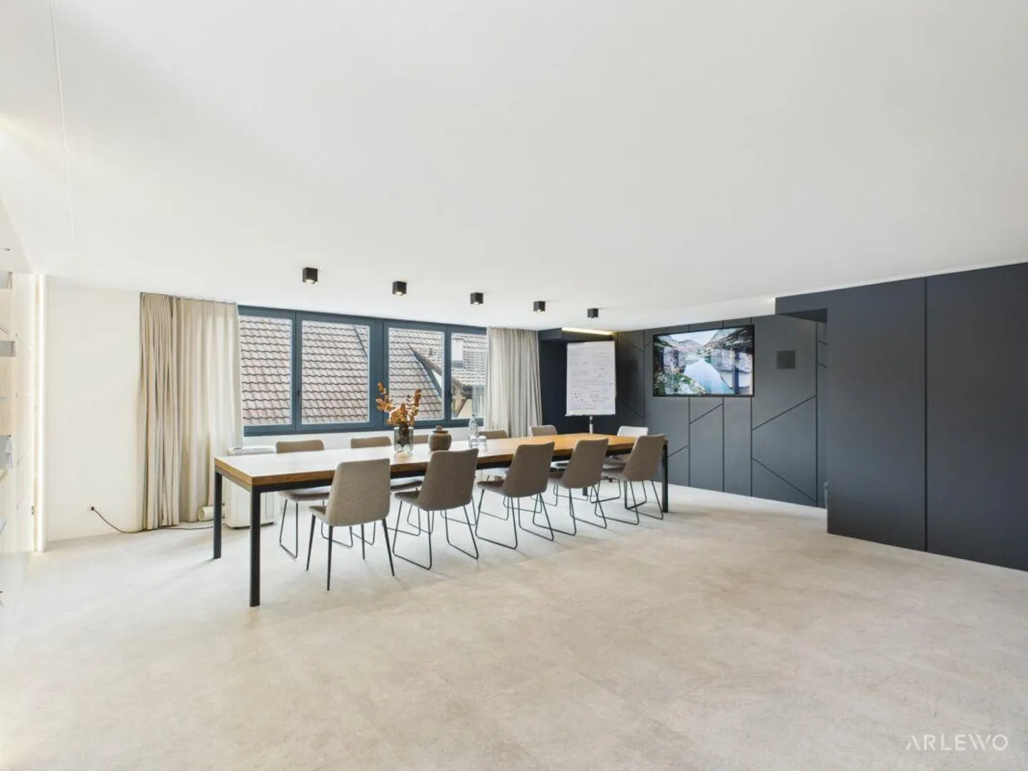Plenty of Space for Productivity - Photo 8 of 11