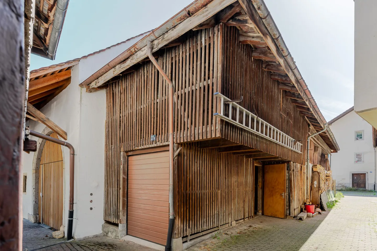 Maison historique de 11 pièces avec deux garages et beaucoup de potentiel de rénovation - Photo 9 sur 12